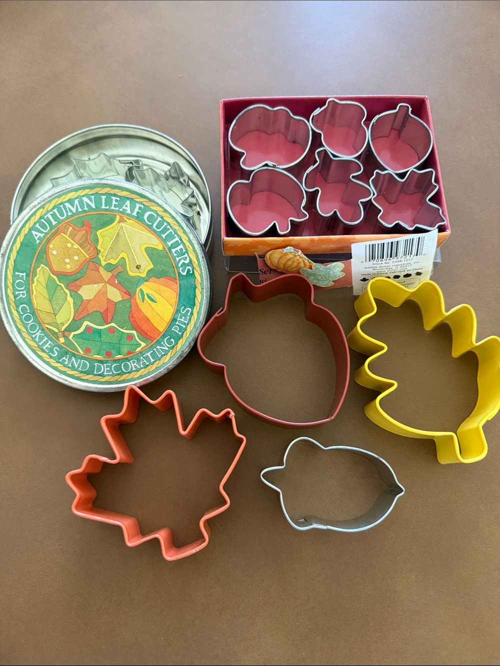 Autumn Leaf Cutters: 2 large leaves, 2 acorns, 2  sets of 6 each minis